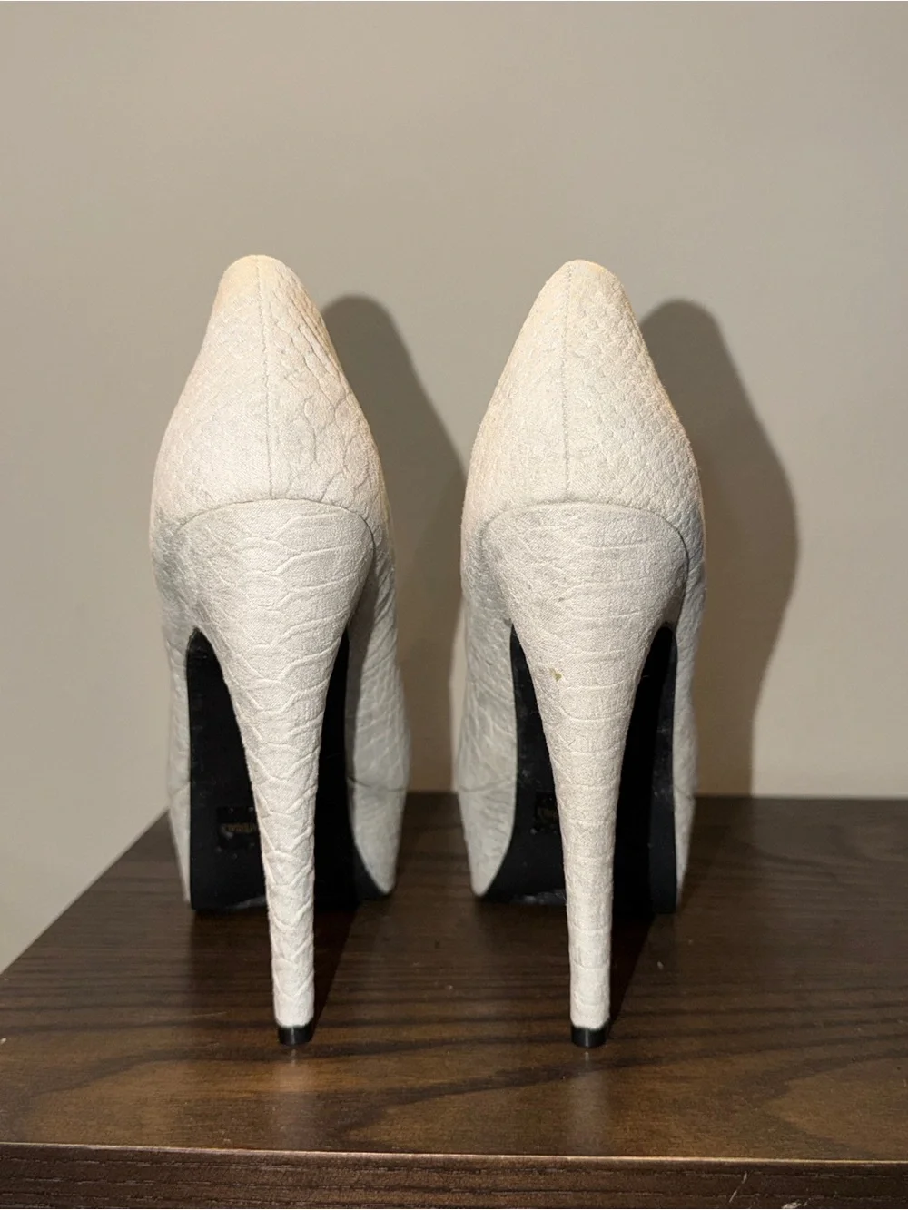 Qupid US size 7 Platform High Heel Pumps, snake texture in Light Gray s